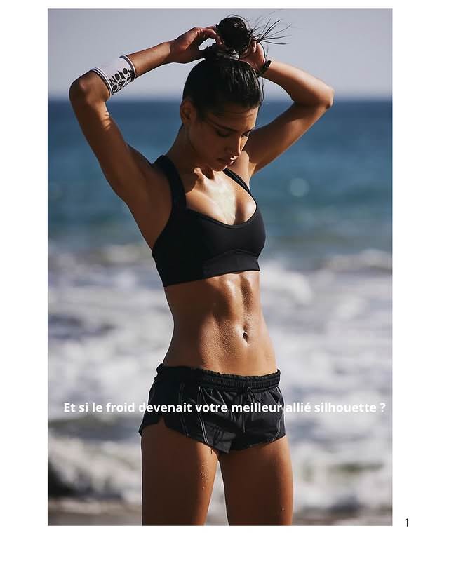 Femme sportive avec abdominaux toniques sur la plage