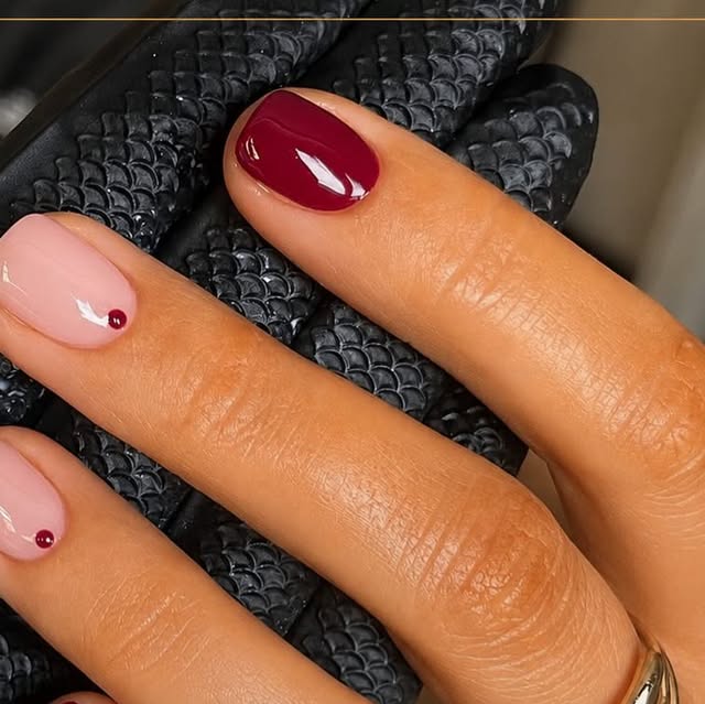 Manucure nude rouge profond ongles elegance
