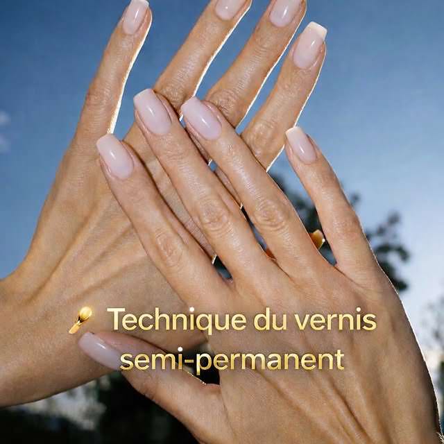 Technique vernis semi-permanent mains femme ongles nude